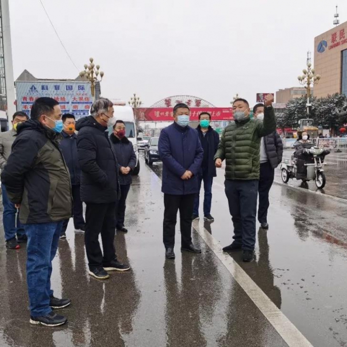 李洪文督導城區(qū)道路積雪清除、疫情防控和企業(yè)復工復產工作