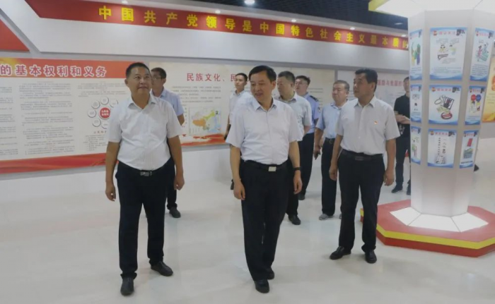市政府副市長、市公安局局長李海洋一行到次邱鎮(zhèn)檢查驗收“七五”普法工作