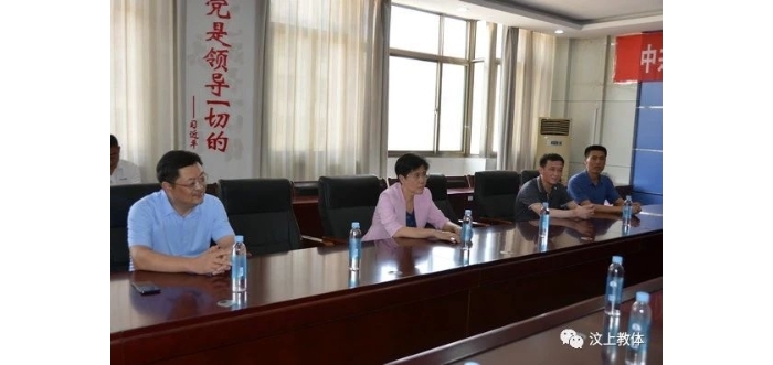 縣委書(shū)記李志紅、縣長(zhǎng)李洪文走訪慰問(wèn)汶上縣教師代表