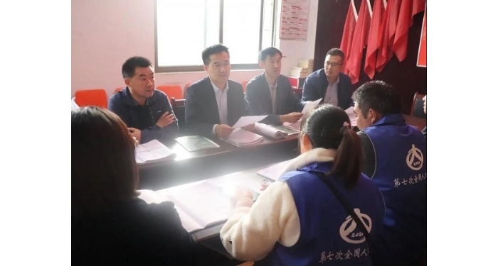 縣委常委、副縣長(zhǎng)魏中齊視察人口普查摸底登記工作